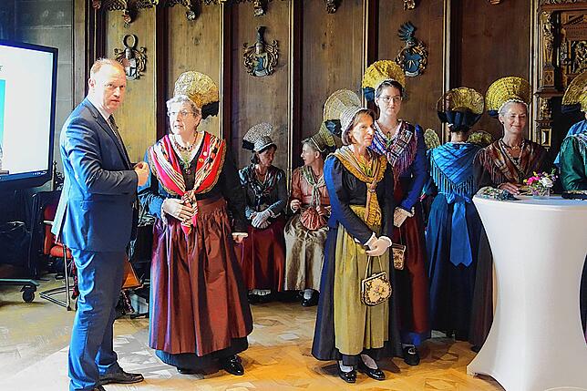 Zur Vernissage der Ausstellung waren viele Gäste, die meisten in Tracht erschienen, die von OB Jan Zeitler und Trachtenmutter Renate ...