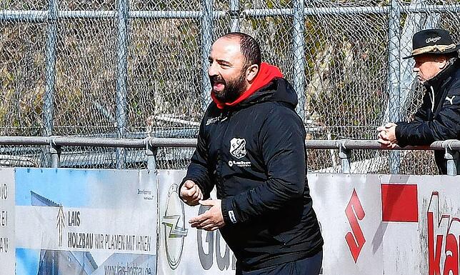 Engagiert: Nach einer halbjährigen Pause übernimmt Faik Zikolli, hier noch in seinem Amt beim FC Schönau, die Trainingsleitung beim TuS ...