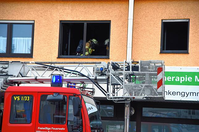 Die Bewohnerin wurde vorsorglich ins Krankenhaus eingeliefert, möglicherweise hat sie eine Rauchgas-Vergiftung erlitten.