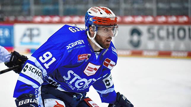 Vom Angriff in die Abwehr: Der gelernte Stürmer Marius Möchel soll beim Spiel in Ingolstadt die Schwenninger Abwehr stabilisieren. Bild: ...