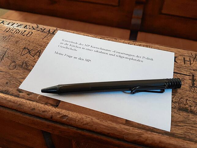 In der Kirche ist alles für den Besuch des Ministerpräsidenten vorbereitet.