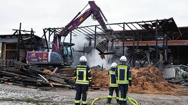 In Orsingen ist am Morgen des 13. Dezember ein Feuer in einer Scheune ausgebrochen. Die Löscharbeiten laufen den ganzen Tag.