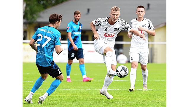 Marcel Sökler (am Ball) war im Sommer der Königstransfer beim FC 08 Villingen. Bislang hat der 32-Jährige die hohen Erwartungen erfüllt. ...