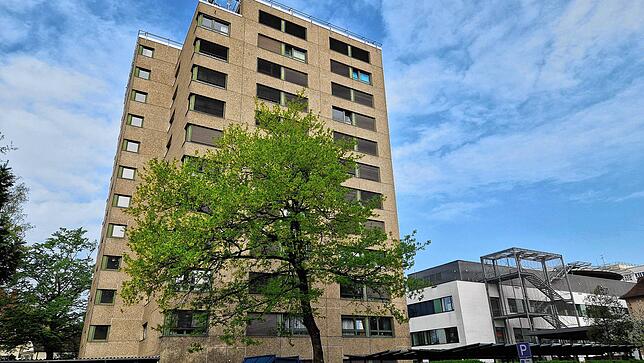 Die Türme überragen schon jetzt die benachbarten Gebäude. Rechts im Bild ist ein Haus des Klinikums Konstanz zu sehen, mit ...