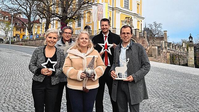 Sie hoffen auf ein gutes Gelingen des Donaueschinger Adventsmarkts: Citymanagerin Christine Haus, (vorne von links), ...