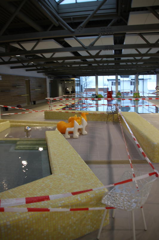 Mit Absperrband sind im Hallenbad das Kinderbecken und das Nichtschwimmerbecken gesperrt. Stadtbaumeister Alexander Tröndle ist ...