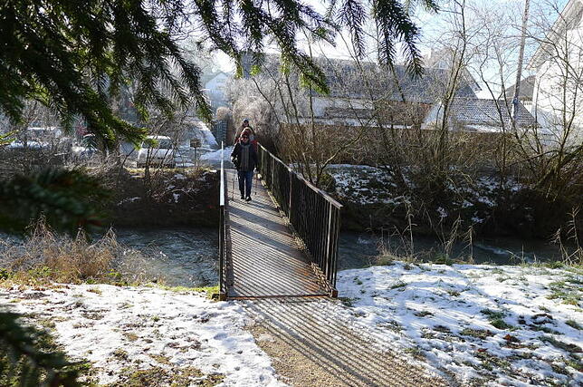 Die Fußgängerbrücke zwischen dem Dorfgemeinschaftshaus und dem Gewerbegebiet wird zumindest für Fußgänger den Weg nach Wittenhofen ...