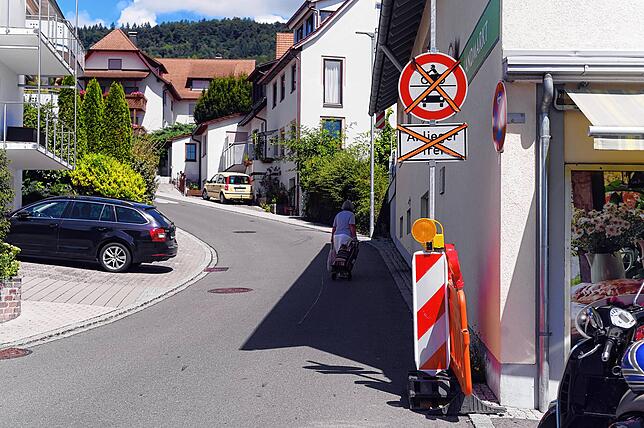 Die Schilder und Barrikaden zum Absperren der Zufahrtstraßen und Parkplätze stehen noch parat.