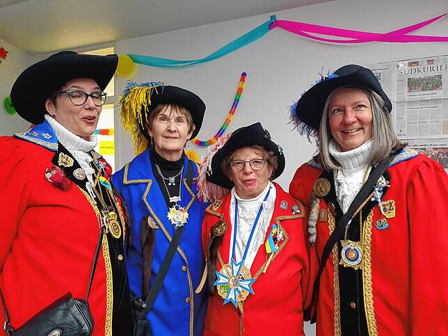 Von der Katzenmusik ist eine Abordnung der Damen des Vereins mit dem Ehrengeneral zu Besuch.
