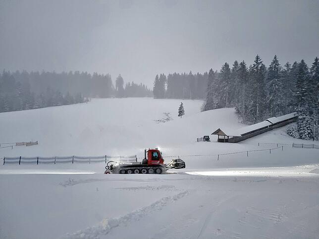 Saisonstart am Skilift Kalte Herberge bei Vöhrenbach-Urach am 26. November: Eine Pistenraupe sorgt für ansprechende Bedingungen für die ...