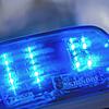 Das Blaulicht leuchtet. (Symbolbild) Unbekannte haben in Rheinfelden 44 Kompletträder von einem Firmengelände geklaut.