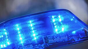 Das Blaulicht leuchtet. (Symbolbild) Unbekannte haben in Rheinfelden 44 Kompletträder von einem Firmengelände geklaut.