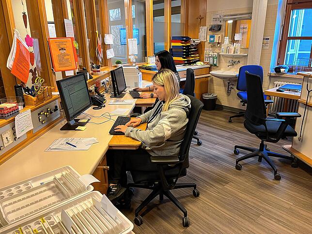 Die Gesundheitspflegerinnen Svetlana Balko (vorne) und Hanna Schuster in ihrem Büro am Eingang der Station C4.