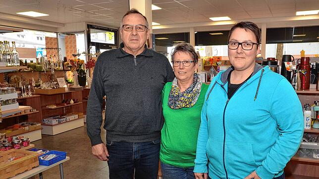 Wilfried, Sylvia und Stefanie Ströer (von links) vom Haushaltswarengeschäft Guldin verabschieden sich von ihren Kunden.