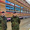 Kasernenfledwebel Alexander Sude (links) und Kasernenkommandant Tobias Lang vor der Fassade der neuen Bundeswehr-Sporthalle.