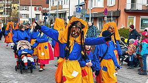 Gute Laune haben nicht nur die Besucher des Umzugs in Bad Dürrheim. Diese Schabelhexe sorgt für närrische Stimmung beim Umzug.