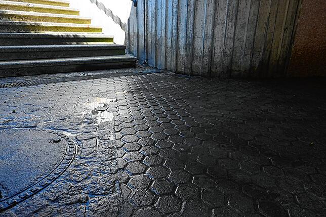 Wenn man nicht wüsste, dass nur einen Tag vorher alles unter Wasser stand, in der Unterführung zwischen Landungsplatz und Altstadt ...