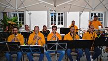 Sonst nur während der Fasnet aktiv, spielt die lockere Formation Baumeister-Combo ein Benefizkonzert zugunsten der Lebensmittelausgabe ...