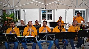 Sonst nur während der Fasnet aktiv, spielt die lockere Formation Baumeister-Combo ein Benefizkonzert zugunsten der Lebensmittelausgabe ...
