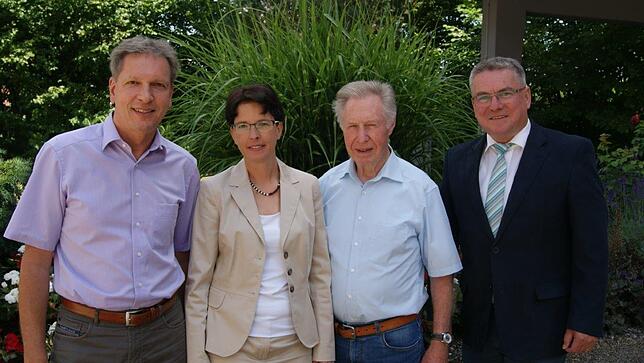 Der Vorstand der Bürgerstiftung Rielasingen-Worblingen (von links) Eckhardt Pfeiffer, Silke Graf und Bernhard Hall) mit Bürgermeister ...