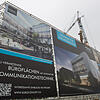 Bis an der Reichenaustraße &bdquo;Büroflächen mit innovativer Kommunikationstechnik&ldquo; vermietet werden, wie das Plakat ankündigt, ...