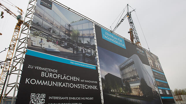 Bis an der Reichenaustraße &bdquo;Büroflächen mit innovativer Kommunikationstechnik&ldquo; vermietet werden, wie das Plakat ankündigt, ...