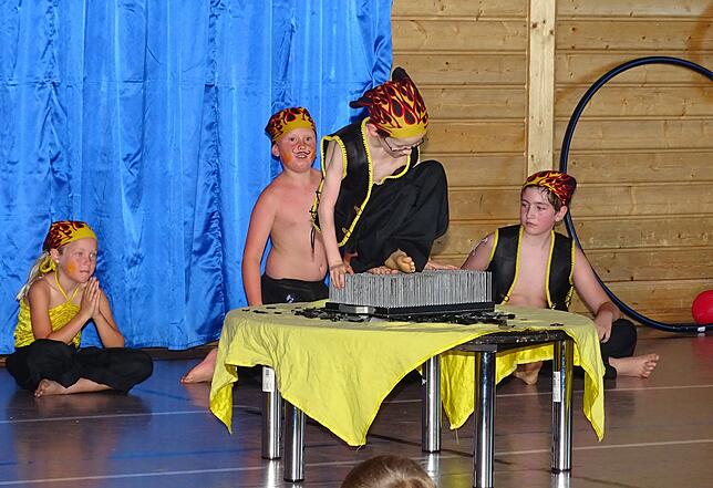 Maja, Jonas, Matti und Elias (von links) gaben als Fakire ihr Bestes, auch auf einem echten Nagelbrett.