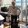 Paula März mit ihrem Rollator. Seit einem unverschuldeten Fahrradunfall ist die Sipplingerin stark gehbehindert.