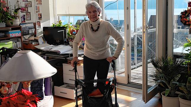 Paula März mit ihrem Rollator. Seit einem unverschuldeten Fahrradunfall ist die Sipplingerin stark gehbehindert.