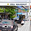 In Waldshut über die Rheinbrücke in die Schweiz: Ein bekanntes Nadelöhr am Hochrhein, wo sich der Verkehr oft staut. Eine weitere ...