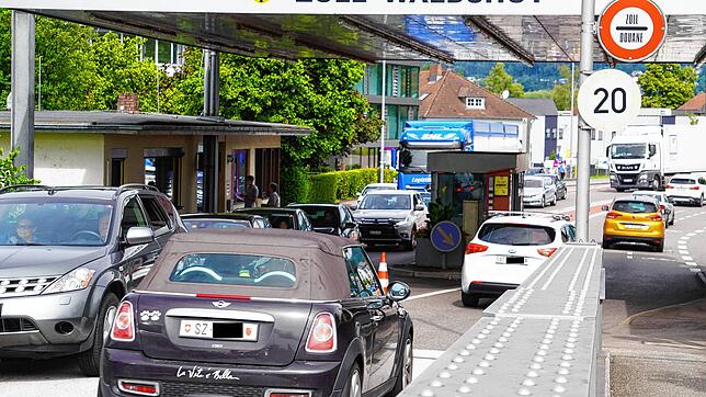 In Waldshut über die Rheinbrücke in die Schweiz: Ein bekanntes Nadelöhr am Hochrhein, wo sich der Verkehr oft staut. Eine weitere ...