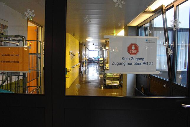 Die Pflegegruppe 23 ist eine Corona-Station. Hier können maximal 21 Patienten behandelt werden, dann allerdings zu dritt auf einem Zimmer.