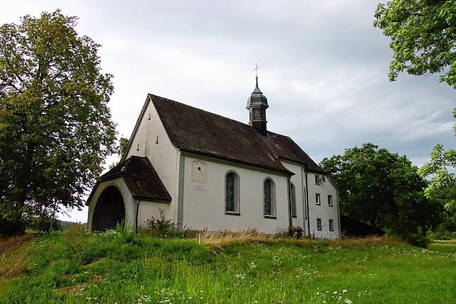 Die Heilig-Kreuz-Kapelle außerhalb des Orts an der Radolfzeller Straße ist ein Schmuckstück. Sie wurde 1696 erbaut.