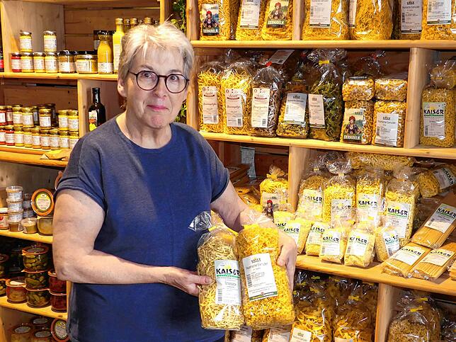 Teigwaren aus dem Schwarzwald, die Marion Winkler hier präsentiert, eingelegtes Gemüse, Soßen und Aufstriche aus der Region finden sich ...
