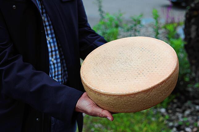 So sieht der Büllekäse aus – als unangeschnittener Laib.