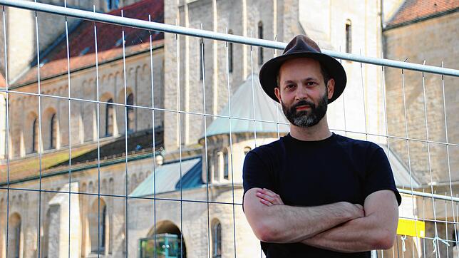 Ein selbstbewusster Künstler: Lukas Schneeweiss hat die Gestaltung des Ausganggebäudes der gerade entstehenden Tiefgarage erdacht. ...