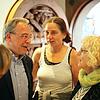 Gewinner und Verlierer im Ratssaal: Joachim Filleböck (CDU, von links), der seinen Sitz verliert, im Gespräch mit Christiane Kreitmeier ...