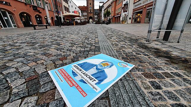 Laschet am Boden: Eine Szene von Sonntagabend in der Villinger Rietstraße. Hier feiern SPD und Grüne ihre Wahlpartys, für die CDU ...