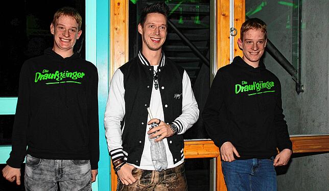 Riesige „Draufgänger“-Fans sind die 18-jährigen Zwillinge (von links) Louis und Marc aus Tuttlingen. Sie freuten sich über ...
