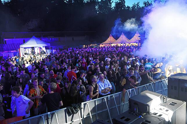 Bild 24: Konstanz: Das Gute-Zeit steigt: Elektro-Musik lockt Besucher ins Bodensee-Stadion