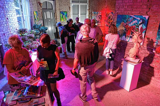 Besucher der Kulturnacht 2024 betrachten im Keller des ehemaligen Gasthofs „Laufen“ Skulpturen und Kataloge. Auch diese sonst nicht ...