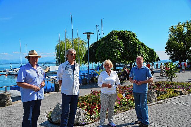 Hubert Spahlinger, Ralph Speck, Inge Spahlinger und Martin Gutemann (von links) vor dem Hafenplatz mit Blumenbeet, Hängeulme und ...