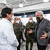 Regierungschef Winfried Kretschmann kündigte am Montag am Rande des Besuchs einer Impfstation in Stuttgart weitere Einschränkungen an.