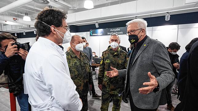 Regierungschef Winfried Kretschmann kündigte am Montag am Rande des Besuchs einer Impfstation in Stuttgart weitere Einschränkungen an.