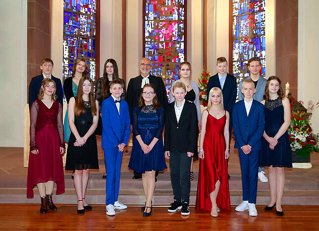 Die evangelische Kirchengemeinde St. Georgen-Tennenbronn hat die Konfirmation von 14 Mädchen und Jungen gefeiert. Monatelang hatten sich ...