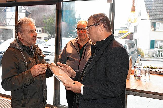 Die Landwirte Gerhard Weber (links) und Josef Wesle (Mitte) gehören zur Initiative Hegaukorn. Sie überreichen Landwirtschaftsminister ...