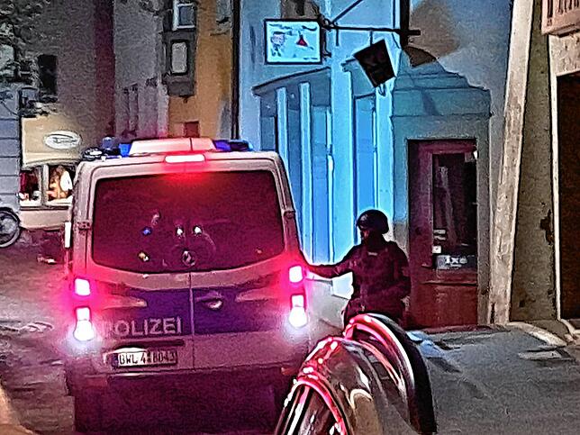 Die Einsatzkräfte sind schwer bewaffnet und tragen volle Schutzausrüstung.