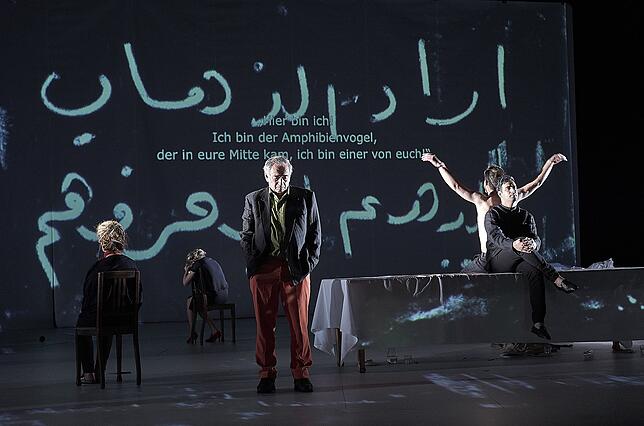 Evgenia Dodina (Leah, von links), Silke Bodenbender (Norah), Dov Glickman (Etgar), Itay Tiran (David) und Ali Jabor (al-Hasan al-Wazzan) ...
