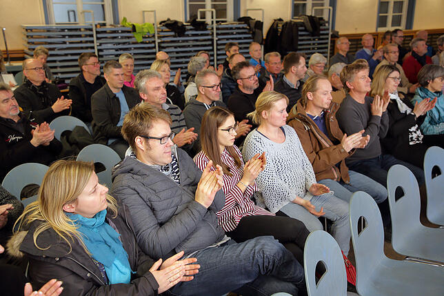 Die Besucher der Einwohner-Versammlung in der Fahr-Kantine applaudieren nach den aktuellen Informationen über den Neubau der ...