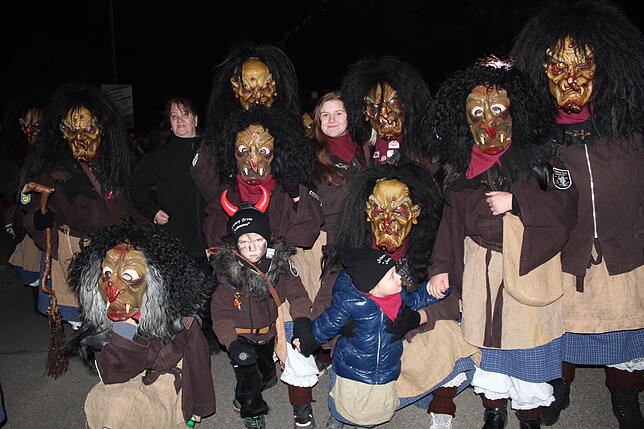 Ganze Gruppen von schaurigen Gestalten wie hier die Stierberg-Hexen aus Sunthausen bespaßten das Publikum am Straßenrand.
